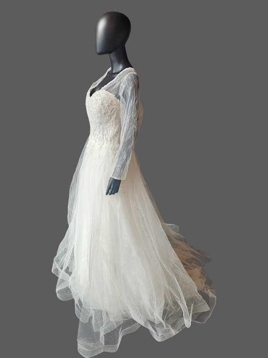 Ivory Lace Long Sleeve V-Neck Wedding Gown - Di La Sena