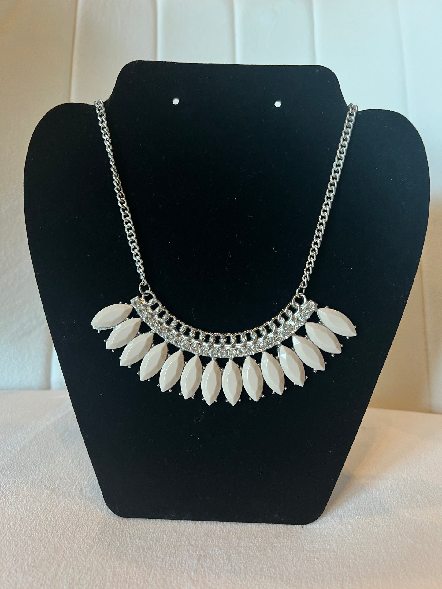 Nude Crystal Collar Silver Necklace