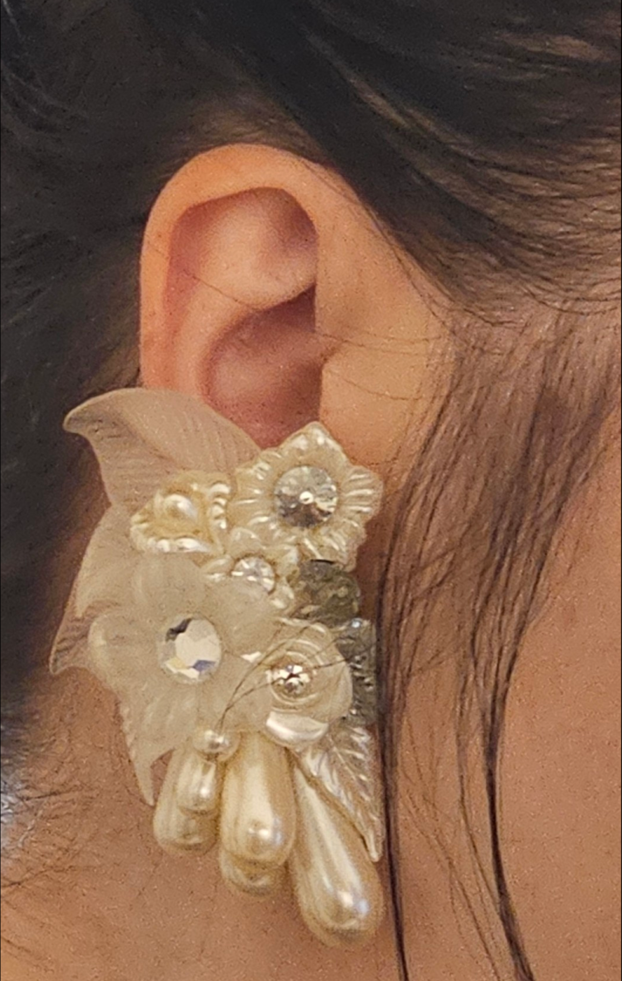 Vintage 80's Large Pearl Flower Clip-On Earring