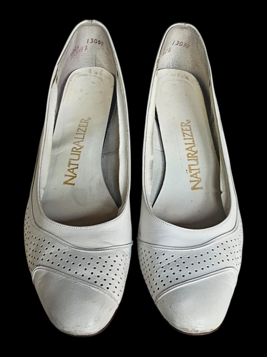 Vintage White Leather Naturalizer Pump
