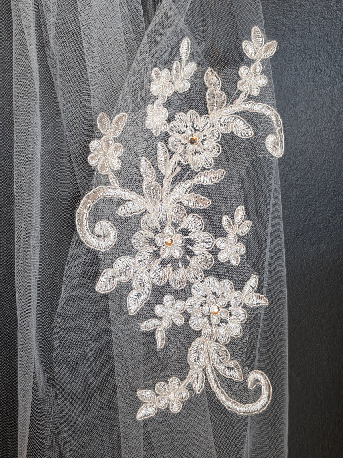 Single Layer White Lace Applique Elbow Veil