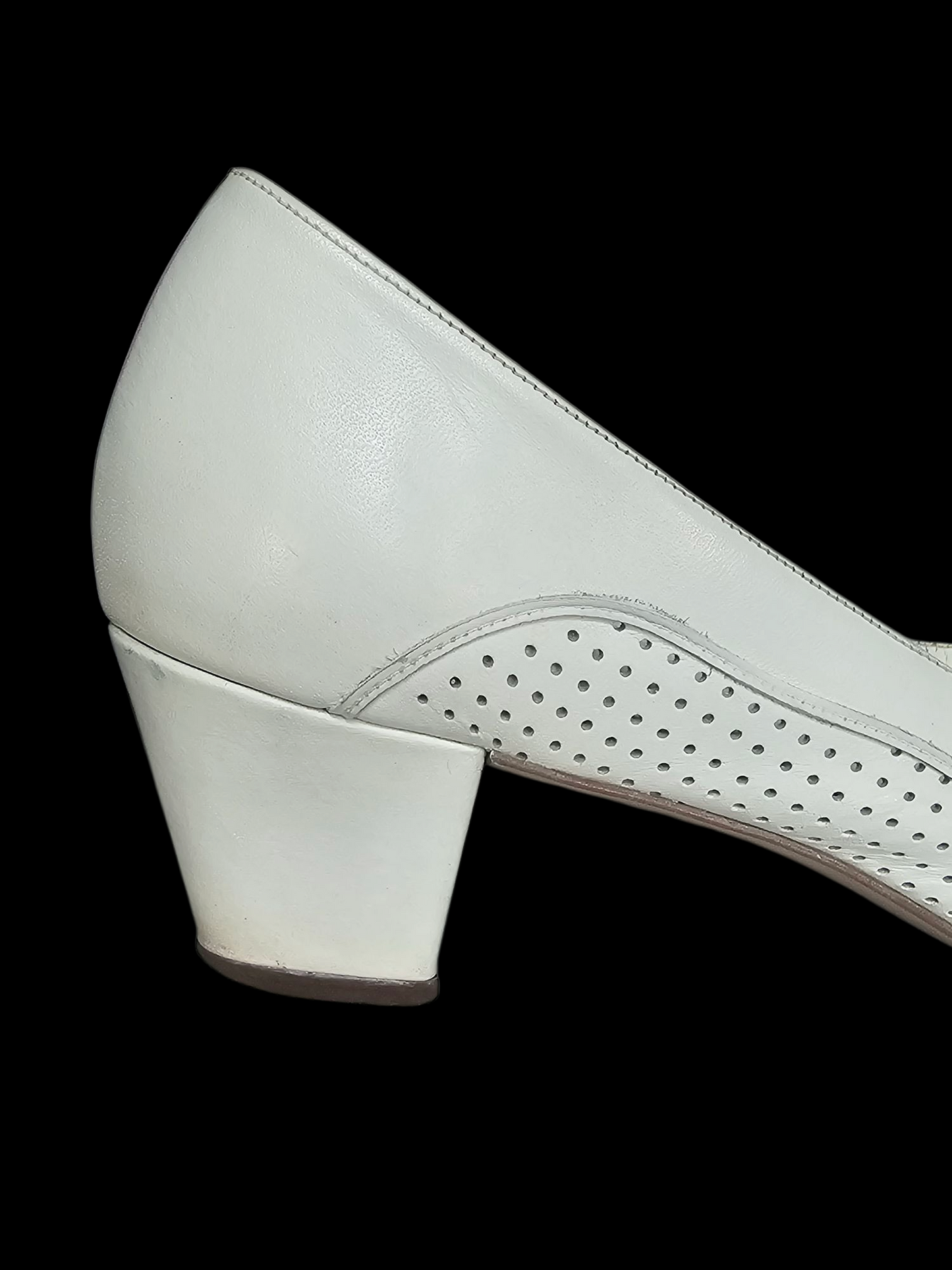 Vintage White Leather Naturalizer Pump