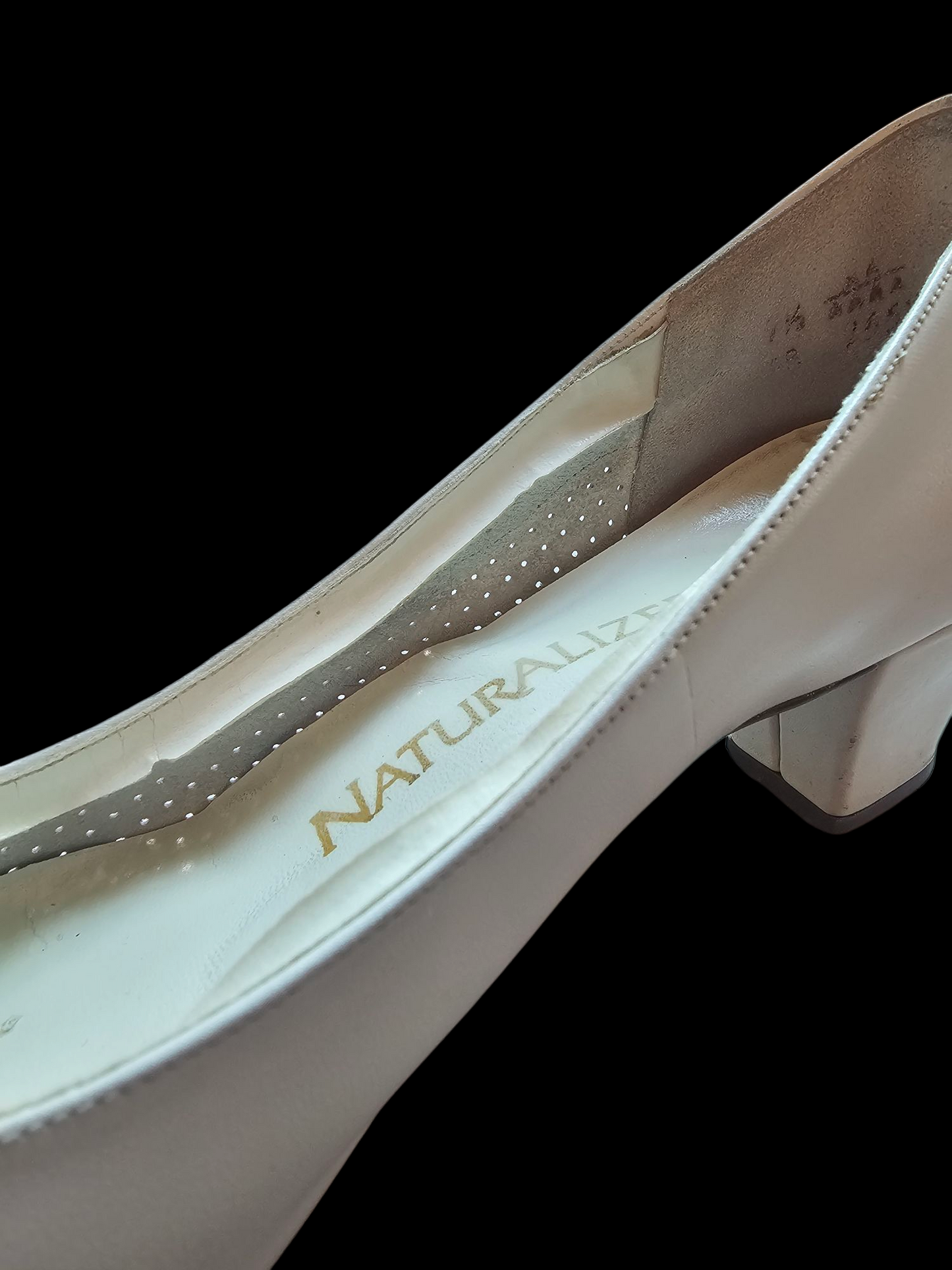 Vintage White Leather Naturalizer Pump