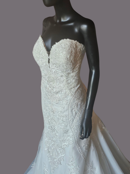 Ivory Embroidered Mermaid/Fit Flare Wedding Gown - Stella York NWT