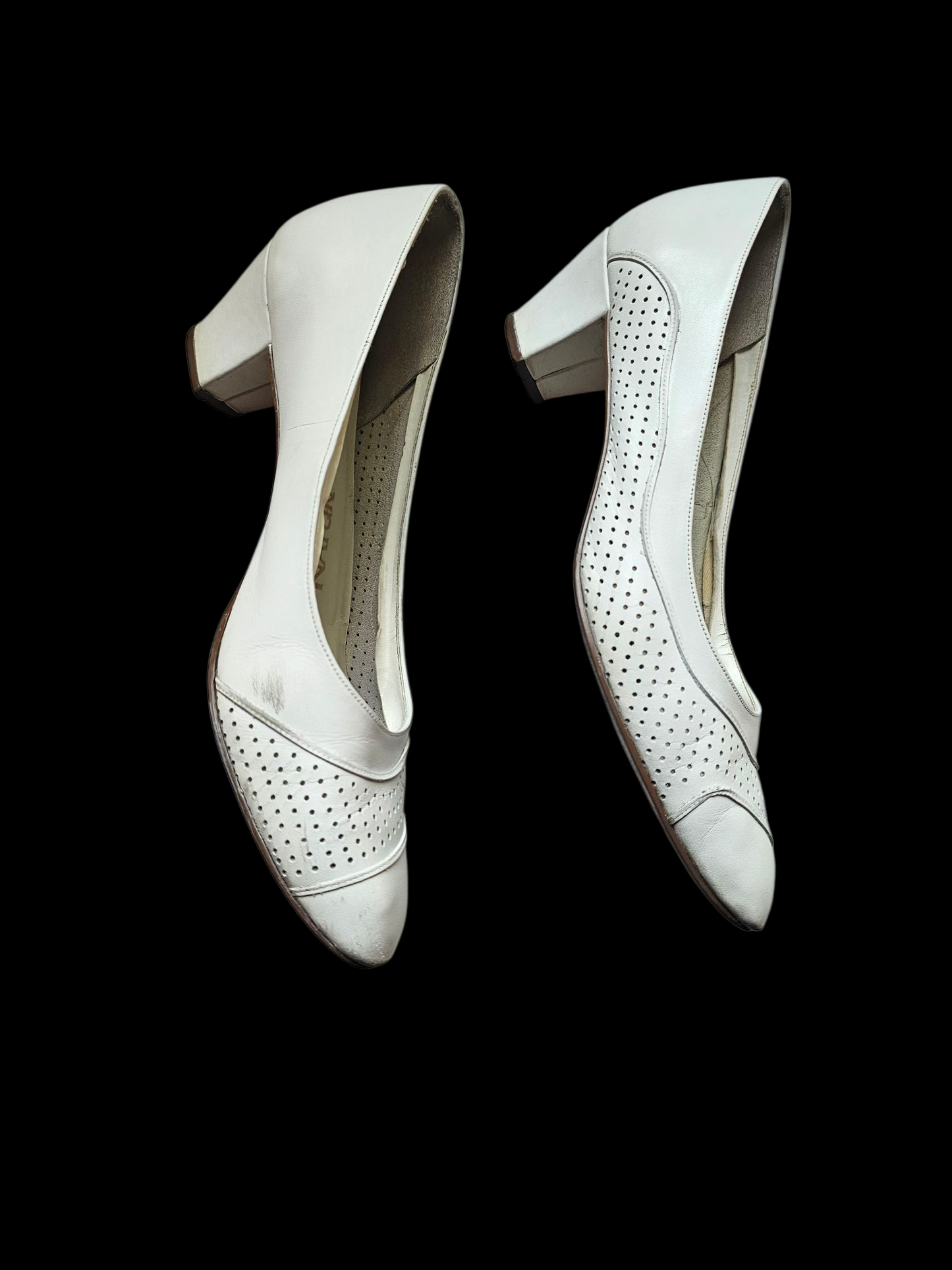 Vintage White Leather Naturalizer Pump